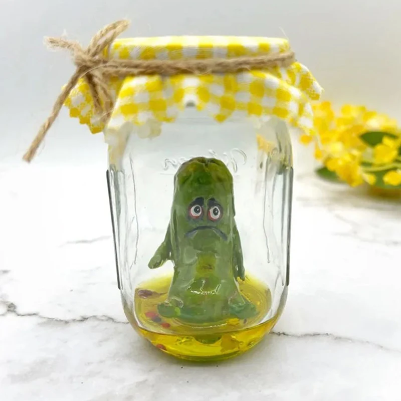 Mini picles mal-humorado em uma escultura de jarra Engraçado Aojiao Jar Pickle Display dos desenhos animados Estátua de Pickle de vidro claro criativo