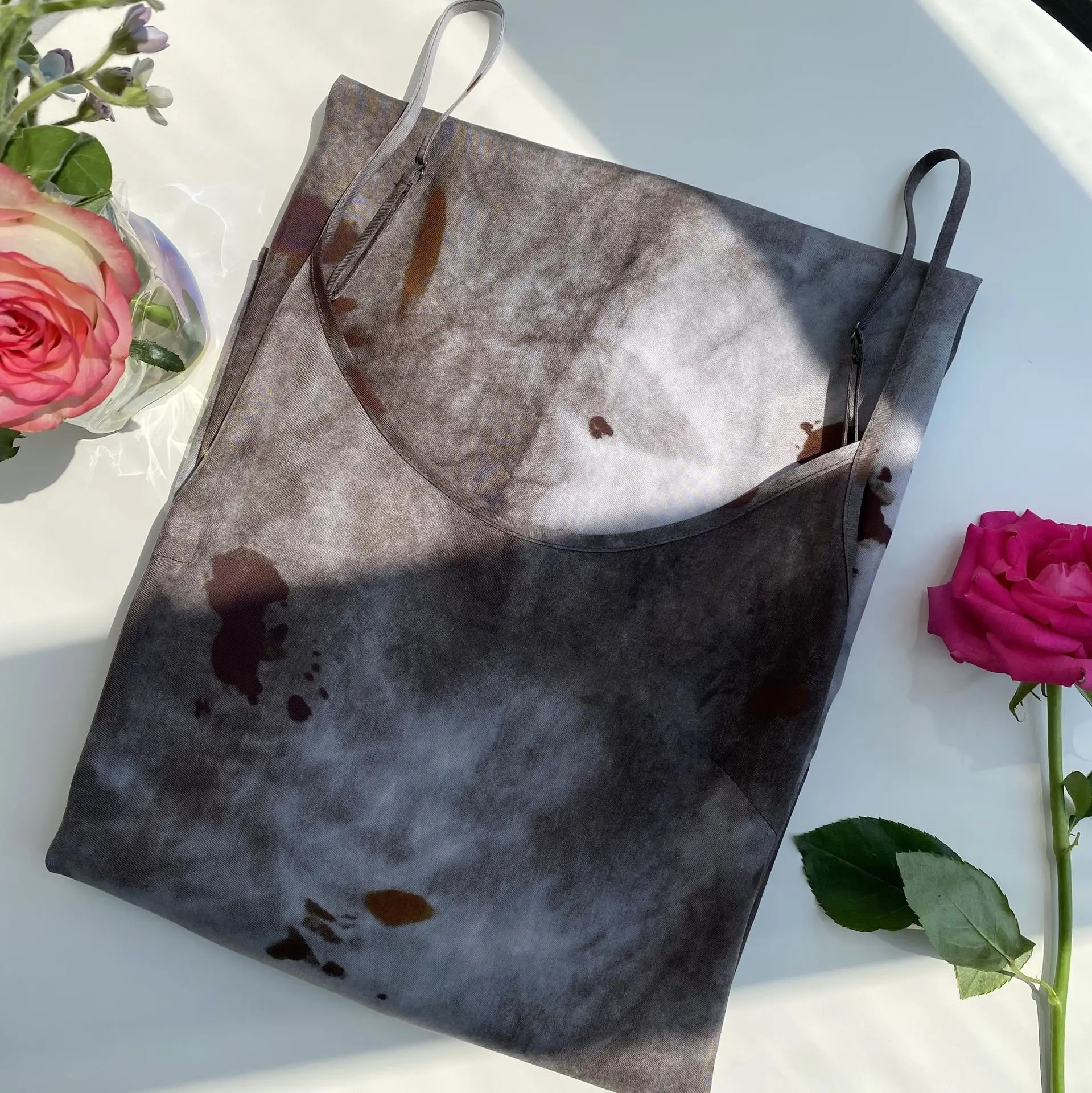 Literair en retro, gevlekt en vuil, koperen ammoniakzijde middellange en lange jarreteljurk vuile printstijl