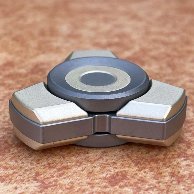 YJEDC ZF-Tri Needle ตัวเครื่องทำจากไทเทเนียมอัลลอยด์  ฝังทองเหลือง  ใบมีดสามใบ ความเร็วสูง ​ ​ ของเล่นฟิดเจ็ตสปินเนอร์บรรเทาความเครียด