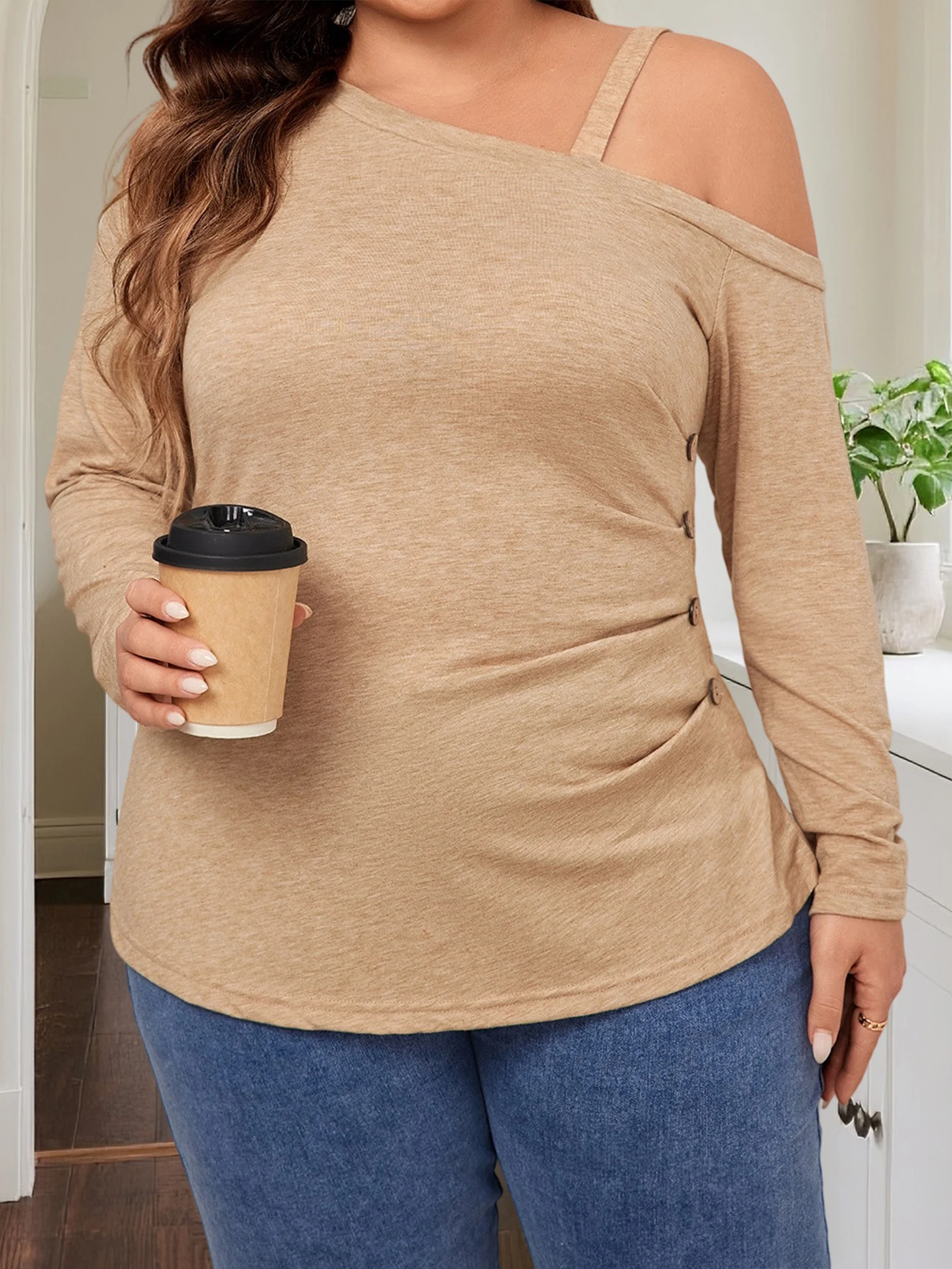 

Элегантный топ больших размеров с открытыми плечами, шикарными деталями на пуговицах и подчеркивающейся посадкой для стильного осеннего образа