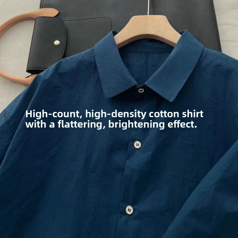 Luźna damska koszula bawełniana w kolorze niebieskim, wysoka ilość włókien, wyprana, w stylu lazy, długi rękaw, kołnierzyk, regularny krój, jednolity kolor.