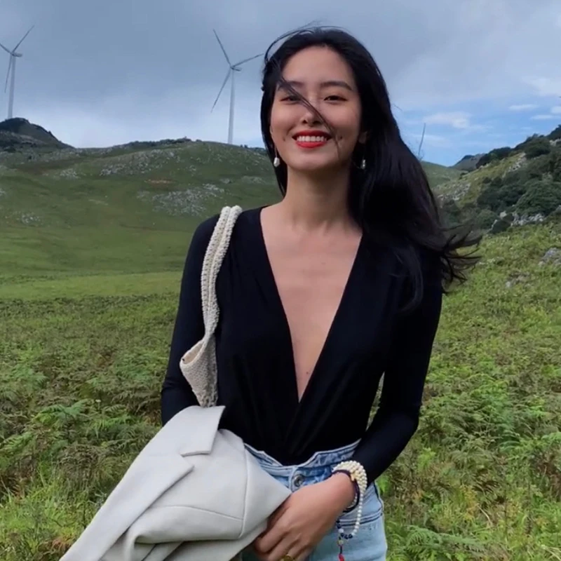 จั๊มสูทขายาวทรงเข้ารูป คอวีลึก ยืดหยุ่น กระชับสัดส่วน ใส่เป็นชุดชั้นในหรือชุดลำลองได้ เหมาะสำหรับใส่ทำงานหรือใส่เที่ยว สไตล์เรียบหรู ทรงเข้ารูป