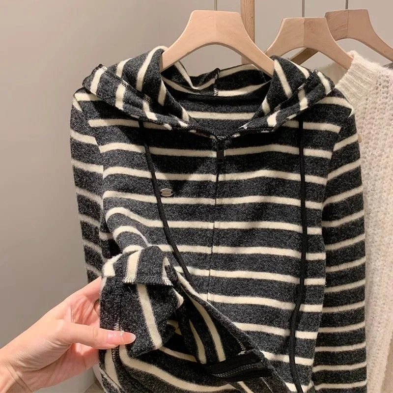 Kurtka damska 2025 zima nowa moda dzianinowa blok kolorów paski z kapturem zapinana na zamek ze sznurkiem sweter