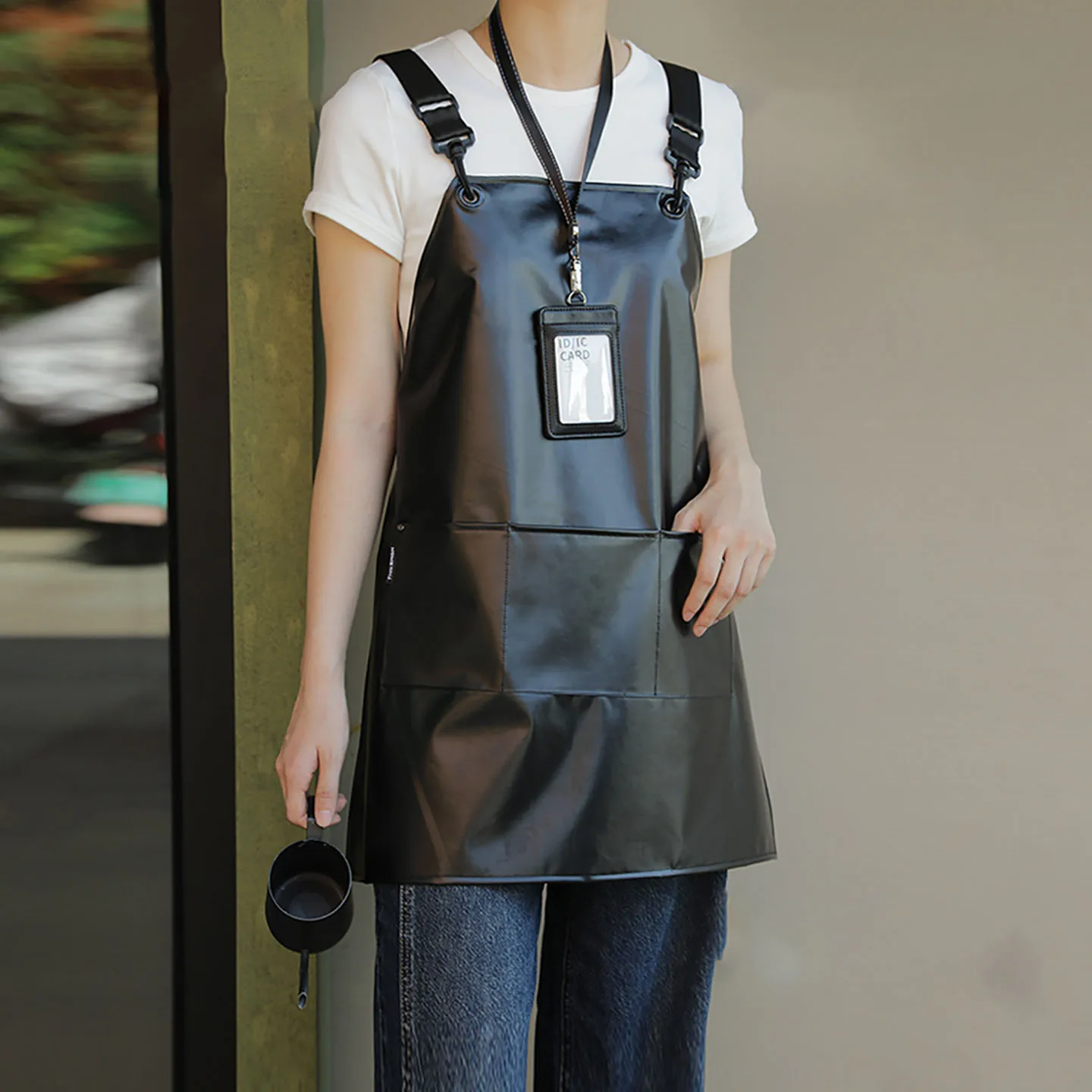 

Черный водонепроницаемый фартук из искусственной кожи с регулируемыми перекрестными лямками Кофейня Парикмахерская Автомойка Спецодежда