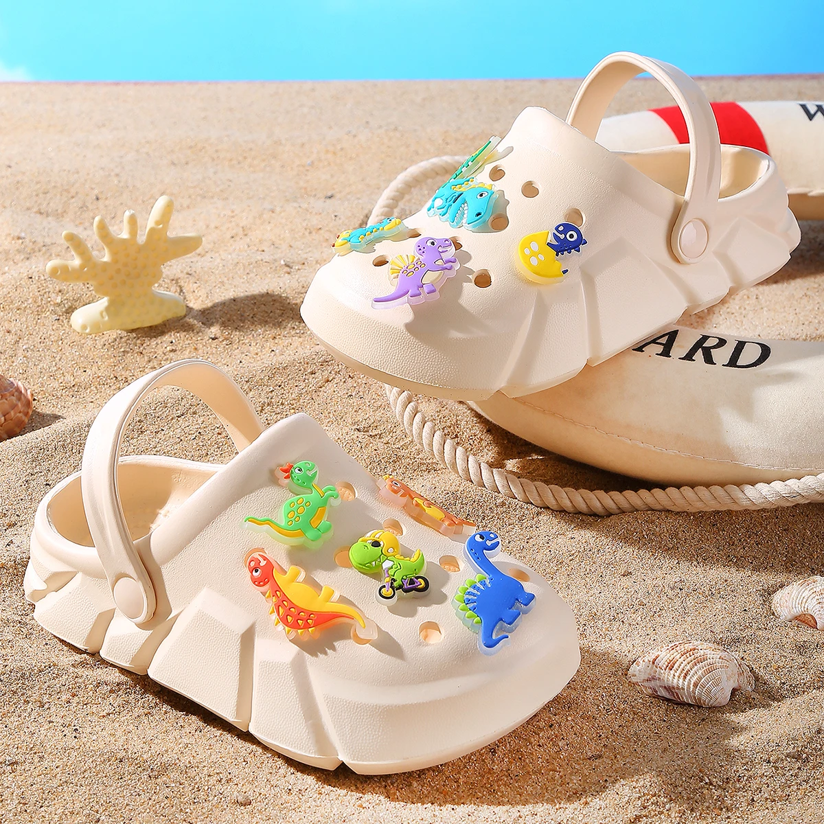 Atmungsaktive Freizeit-Clogs für Jungen mit leuchtender Cartoon-Dinosaurier-Dekoration, leichte Clogs für Dusche, Strand und Pool 3057 – Detail 17