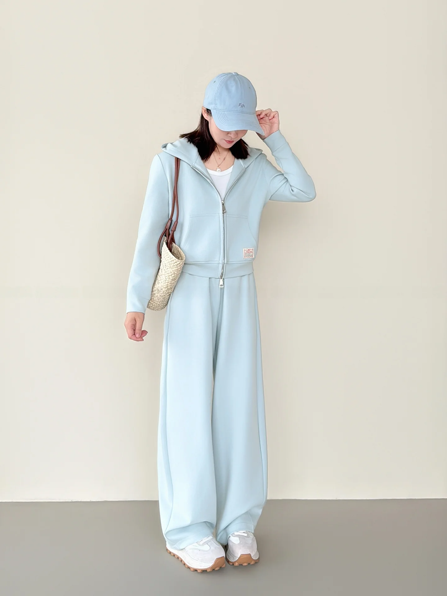 

Short Women's Hoodie Sweatshirt Set Casual Spring Sport Style 146 Small Size Fashionable Two-Piece Suit Comfortable Zipper Cl...