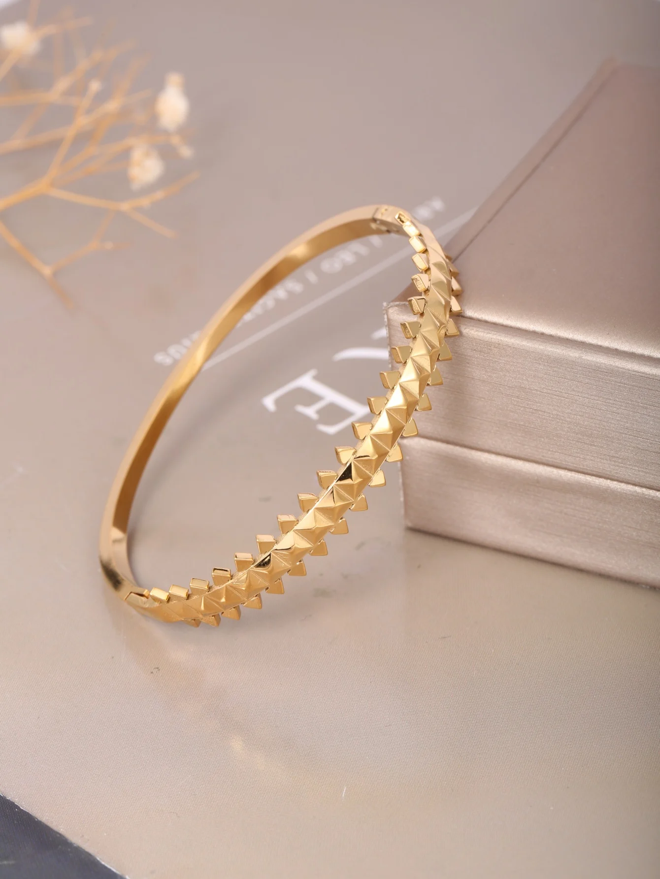 1 piece stainless steel 18K gold-plated rivet spike clasp open bracelet. Trendy and cool, with a smooth, serrated design. Suitable for women to wear on a daily basis, for work, dates, outings, parties, and as an accessory for multiple occasions