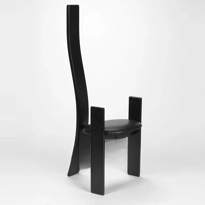 كرسي فردي أسود عالي الظهر على طراز العصور الوسطى مصنوع من الخشب الصلب كرسي طعام بسيط للإقامة المنزلية كرسي مزخرف مريح