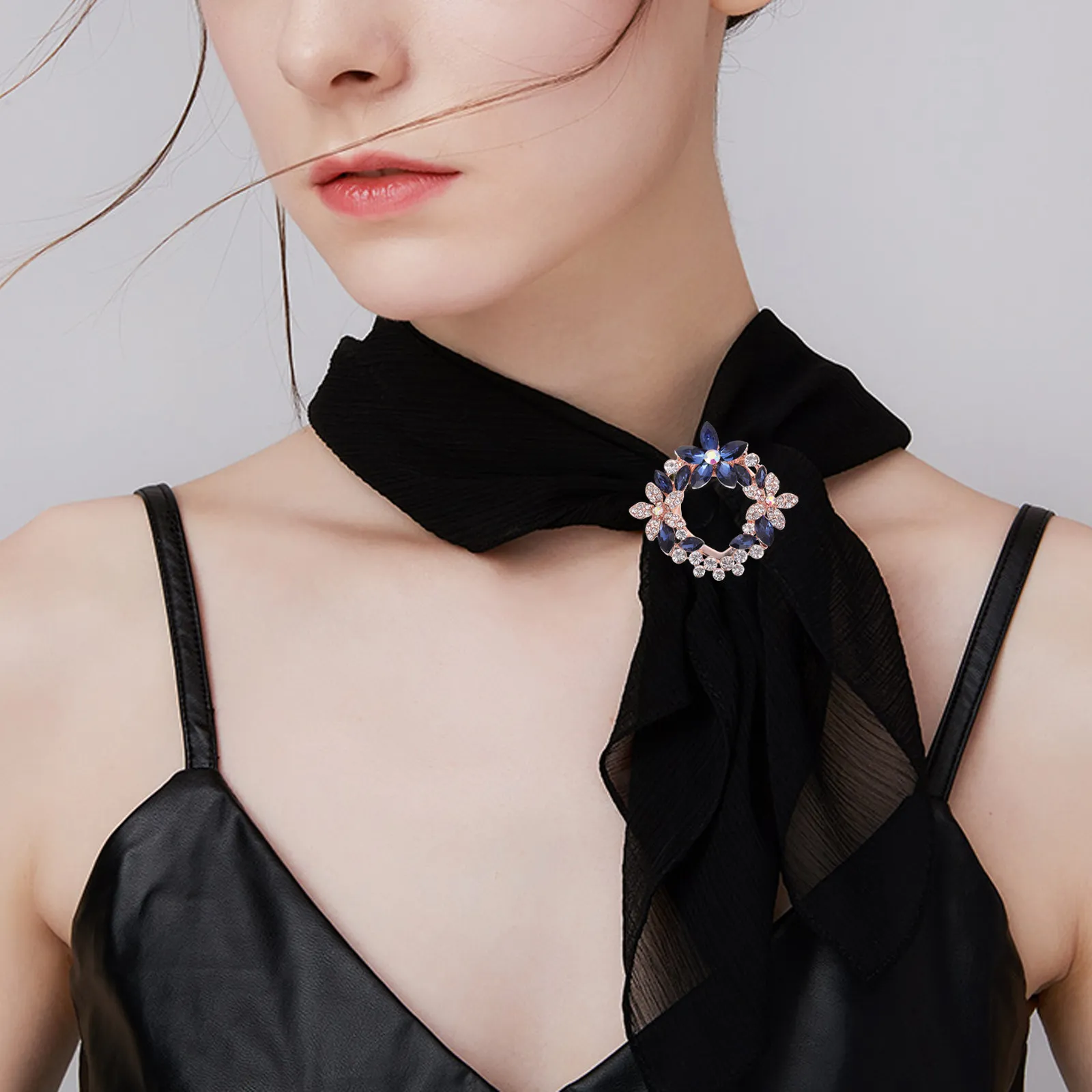 

1Pcs Scarf Buckle Delicate Ring Scarf Fixed Buckle Shawl Accessory Clothing Corsage Brooch Creative Style Girl Breast Pin