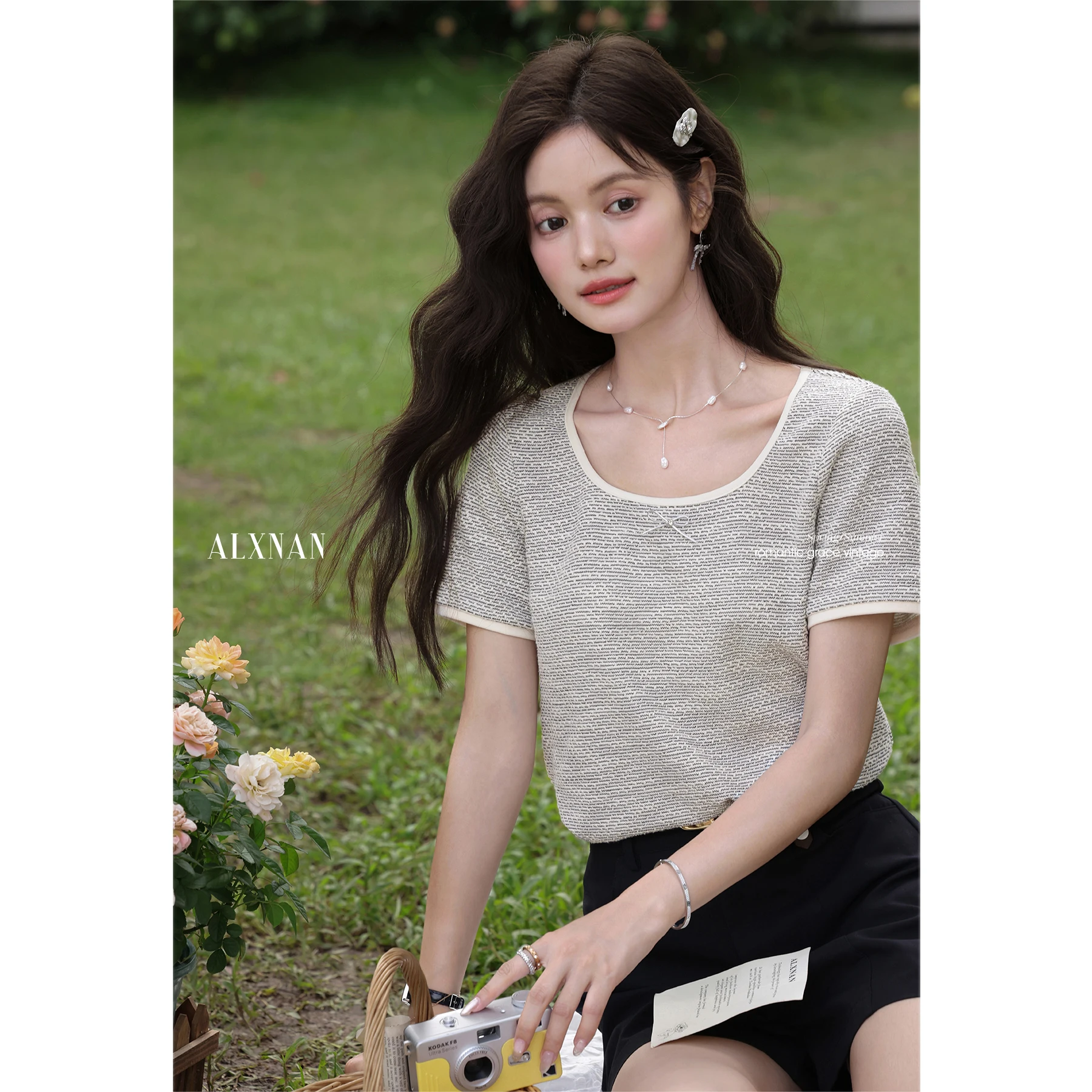 

ALXNAN Women's T-shirt 2025 Summer Casual Loose-fit Elegant U-neck T-shirt Fashion Office Lady Short Sleeve Tops Ladies L56059