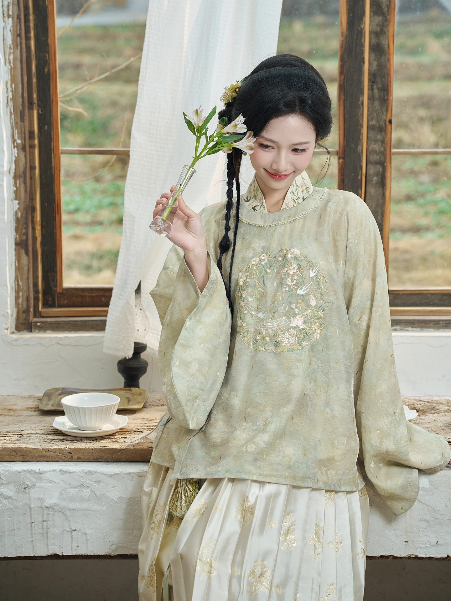 

Золотая вышитая нашивка с изображением тринадцати девочек-попугаек, держащих красные бобы, для круглого воротника, в стиле династии Мин, Ханьфу.