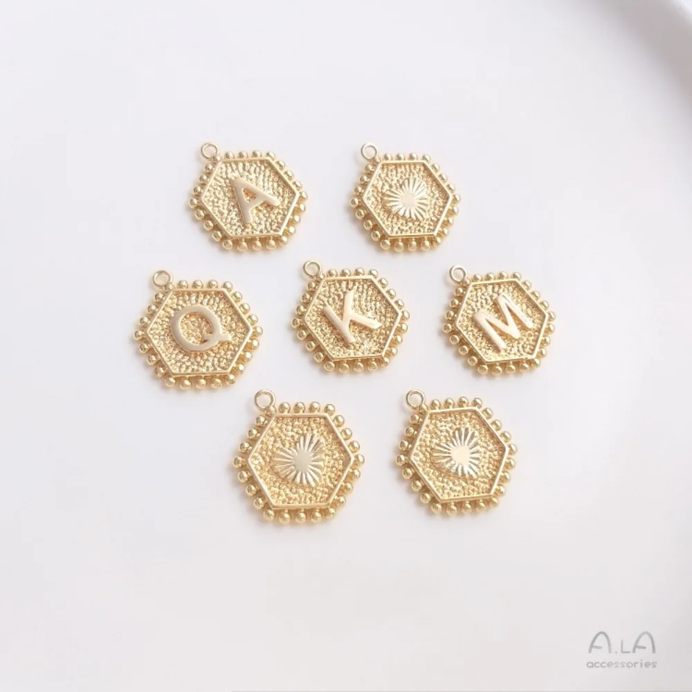 1 قطعة دلايات النحاس 14K الذهب اللون مسدس 26 رسائل الحب موضة Hangtag سوار ذاتي الصنع أقراط قلادة مجوهرات قلادة