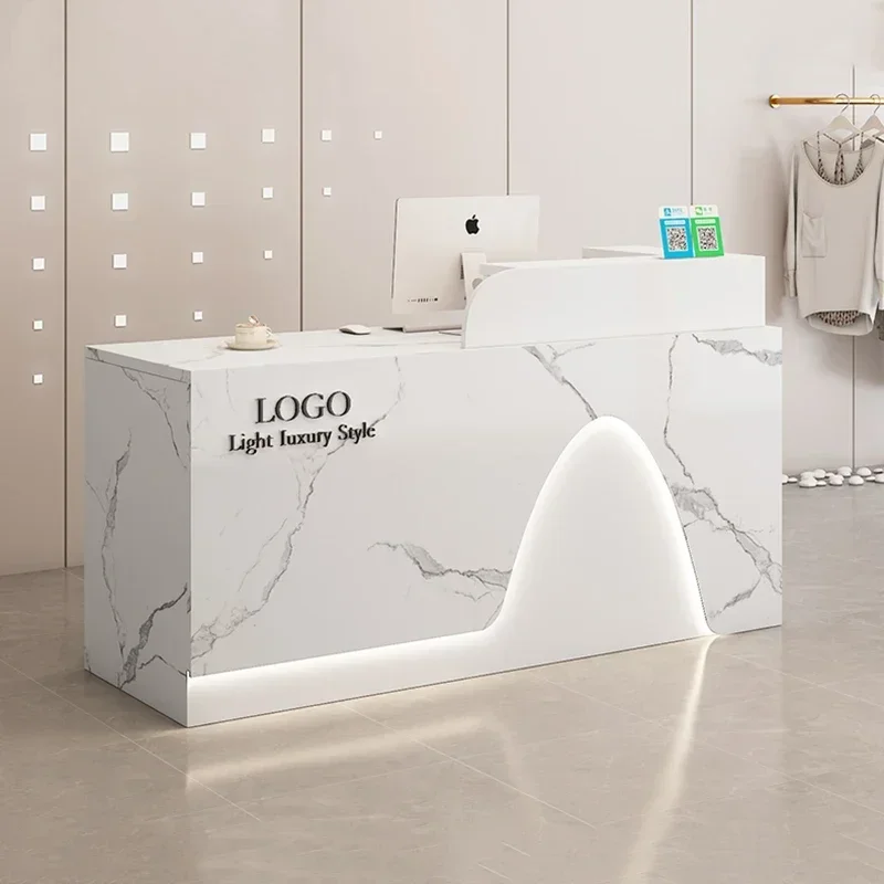 

Белые угловые стойки регистрации Классические стойки регистрации салона красоты с подсветкой Стойка регистрации салона красоты Balie