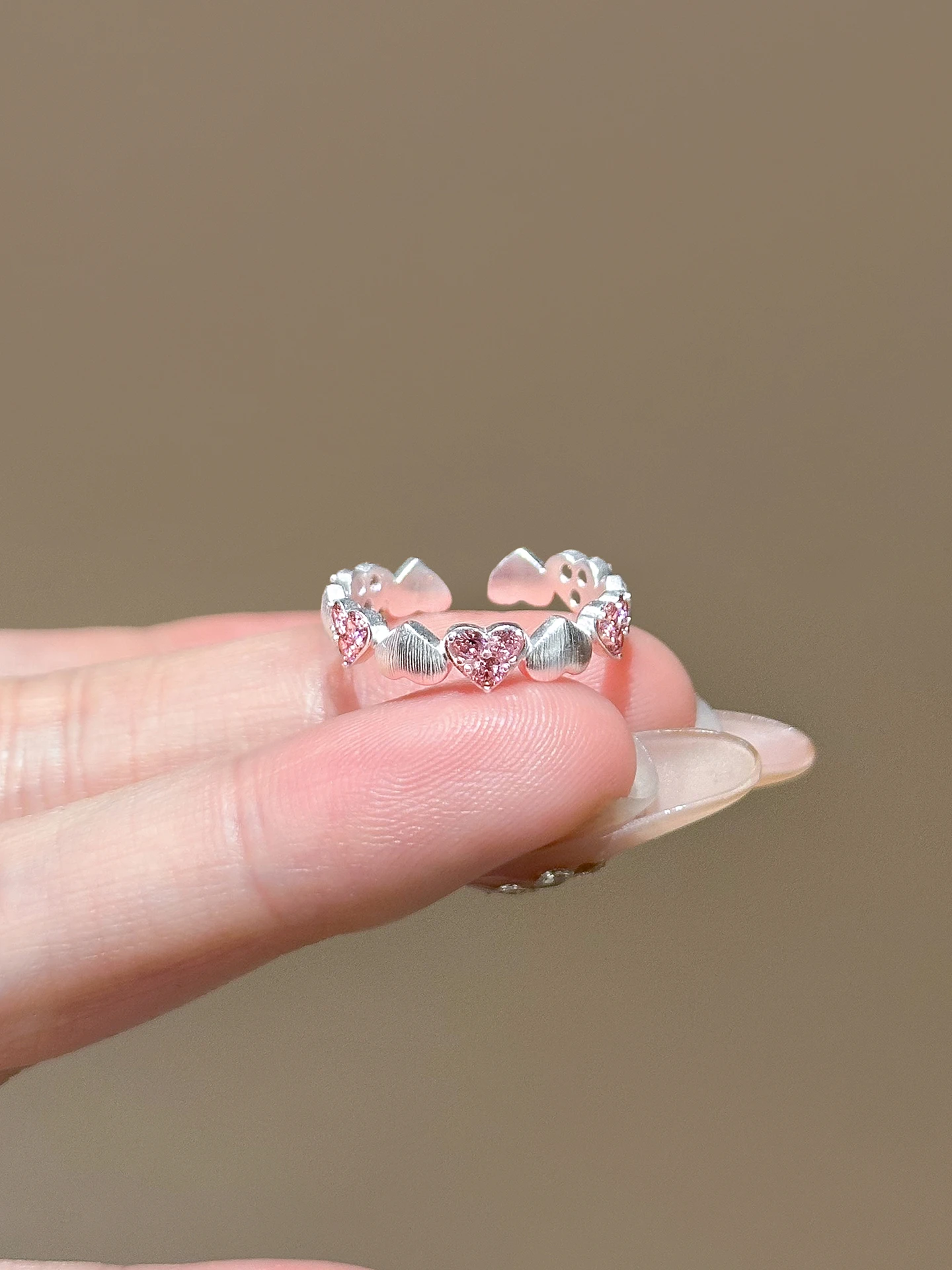 anel-aberto-em-forma-de-coracao-prateado-lynnroman-para-mulheres-design-minimalista-luxuoso-com-zirconia-rosa-gravacao-pers