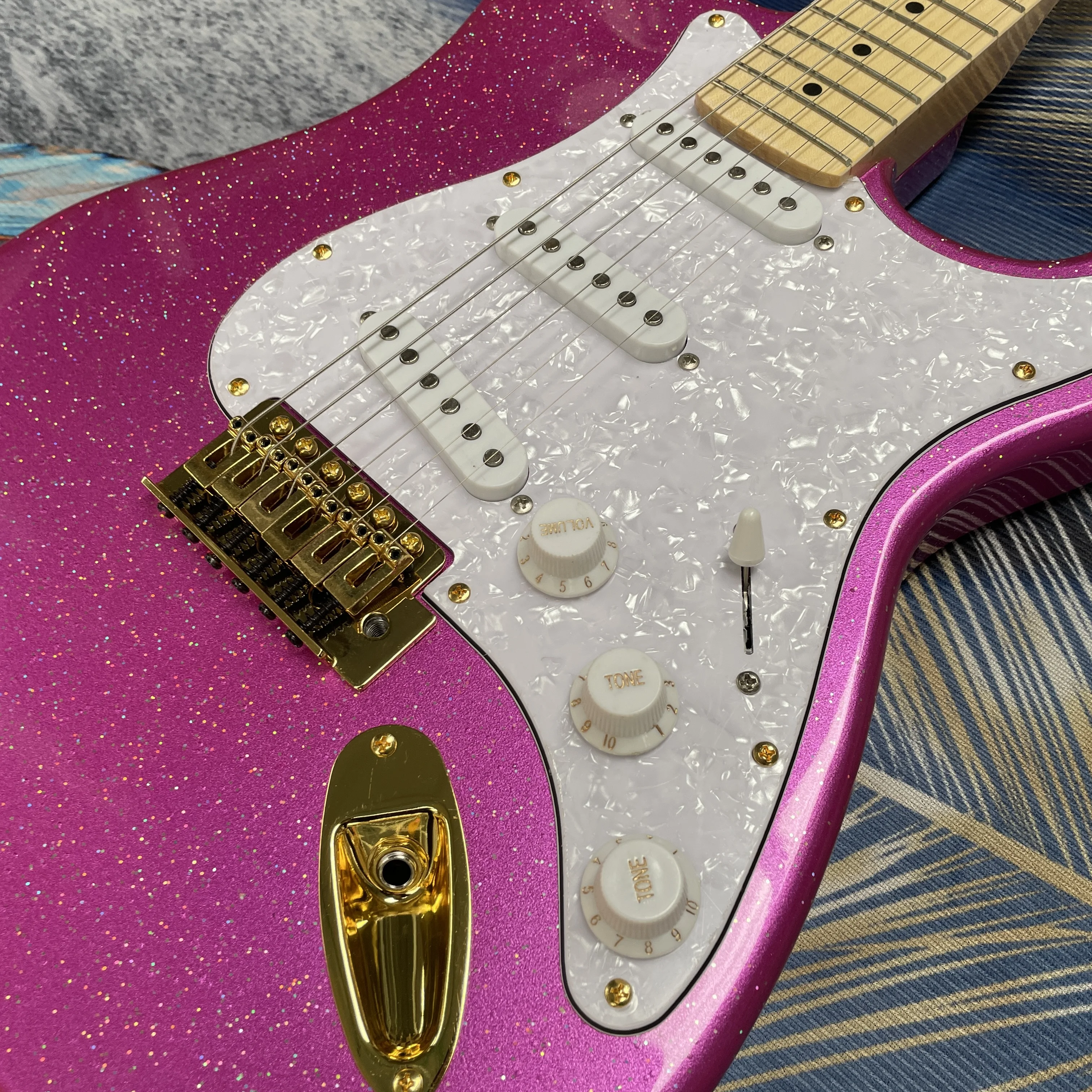 6-string flash pink large-grain electric guitar with white pickguard,SSS pickups gold hardware guitars.Rock performance guitarra view 4