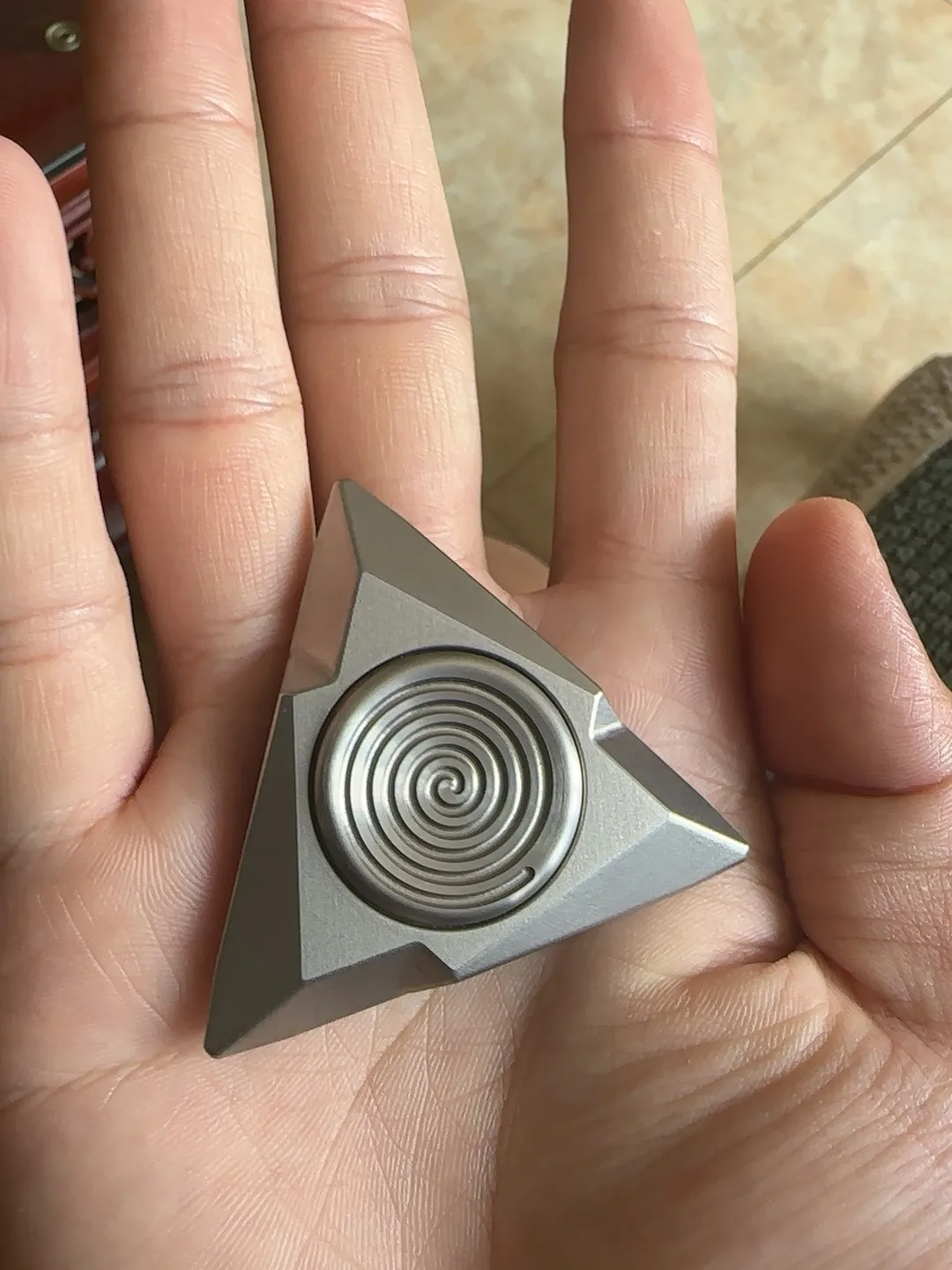 

Anubis fingertip gyroscope EDC decompression toy made of tungsten material