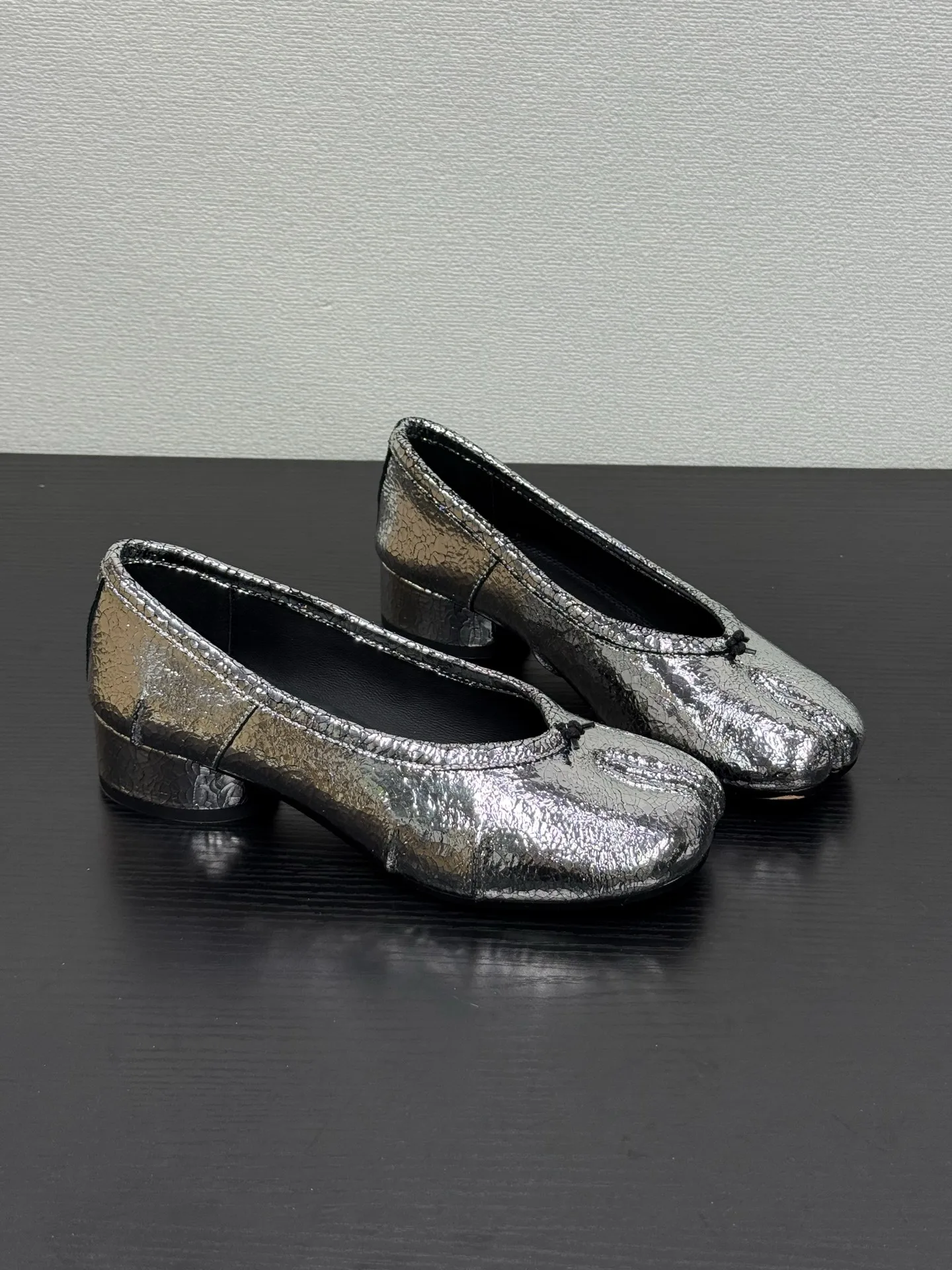 

Women Tabi Ballerina Shoes Split-toe 3cm Heel Metallic Cracked-leather Pumps Broken Mirror Silver