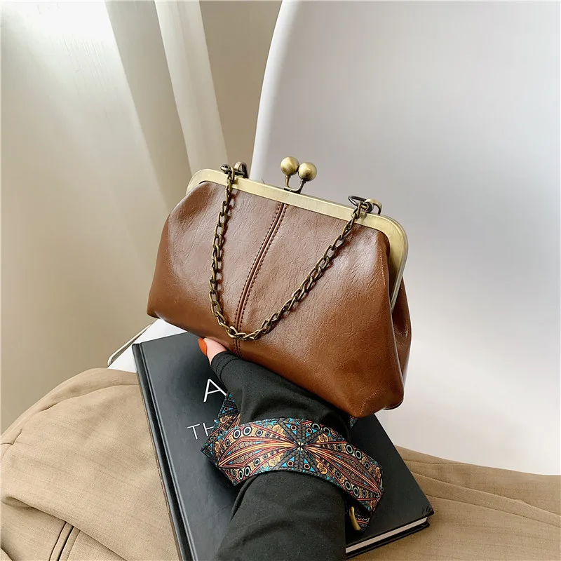 

2025 new Korean version clip on chain handbag, fashionable shell bag, women's texture crossbody shoulder bag