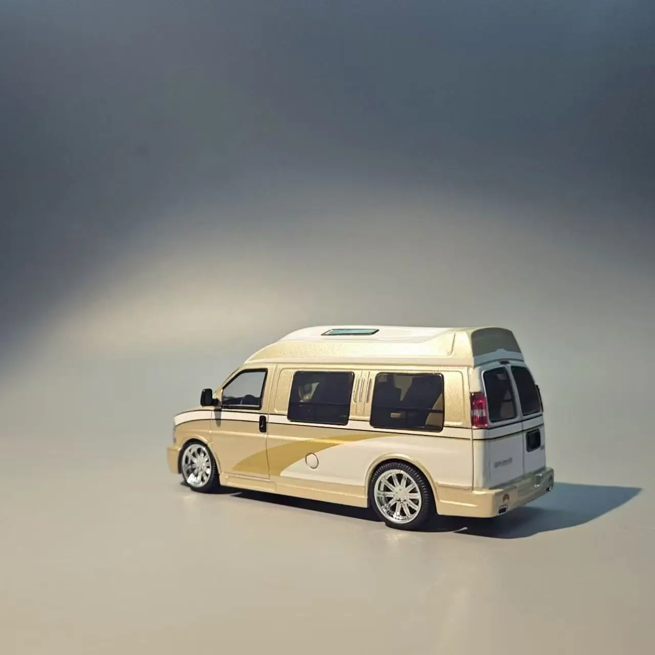 Pre-sale *GOC 1:64 GMC SAVANA Gold Journey Business Motorhome Simulation Alloy Car Model - shipped in February