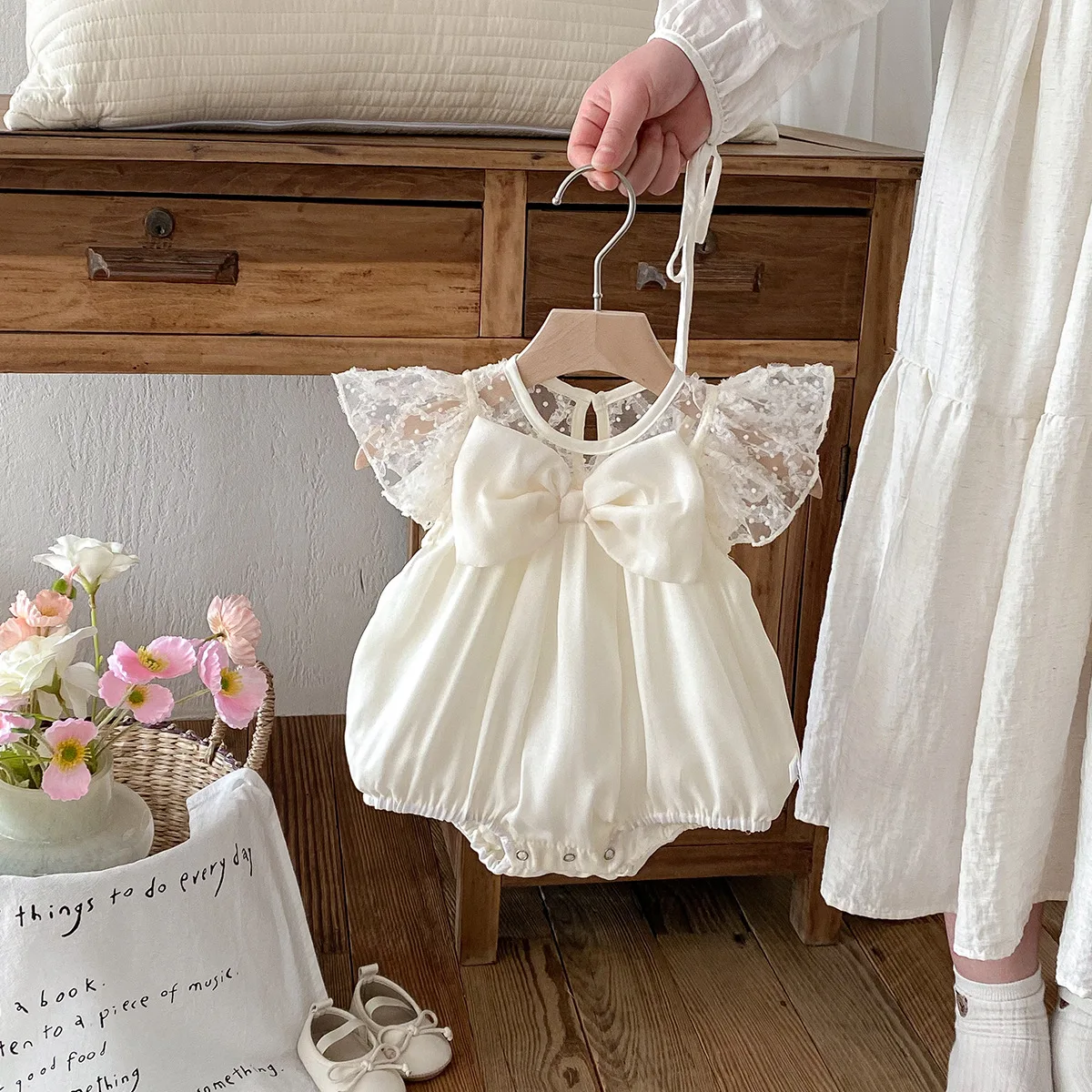 

Baby Girl Small Flying Sleeve Fart Coat Summer Foreign Style Bow Romper Baby Sweet One-piece Triangular Climbing Suit