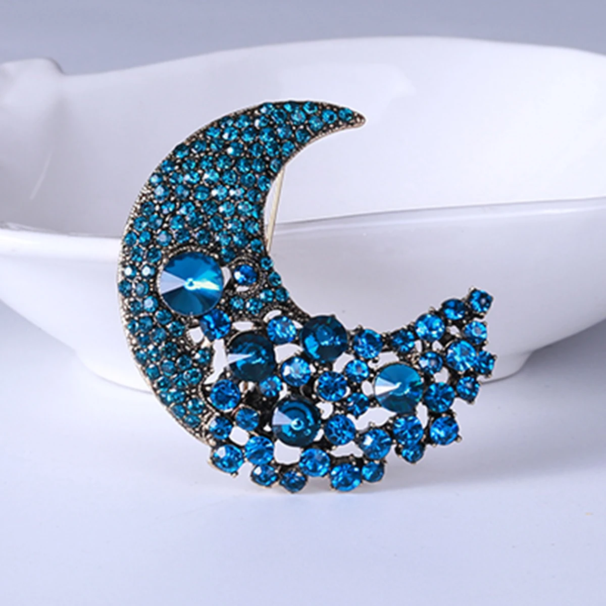 Beautiful Rhinestone Moon Brooches for Women Unisex Glamour Pins Multi-color Available Casual Party Accessories Gifts