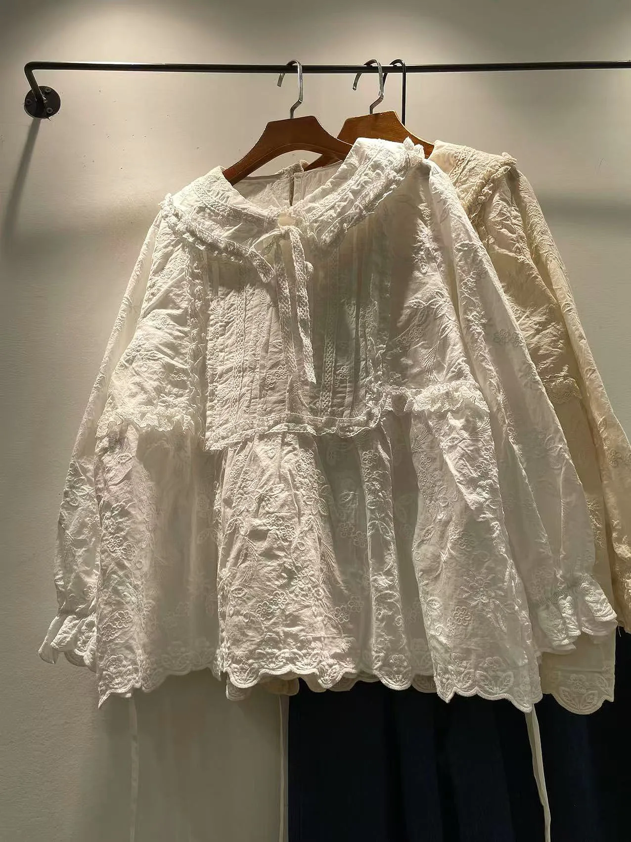 

Осень 2023, женская свободная посадка, длинная хлопковая блузка с вышитым кружевным воротником, удобная дышащая повседневная модная блузка