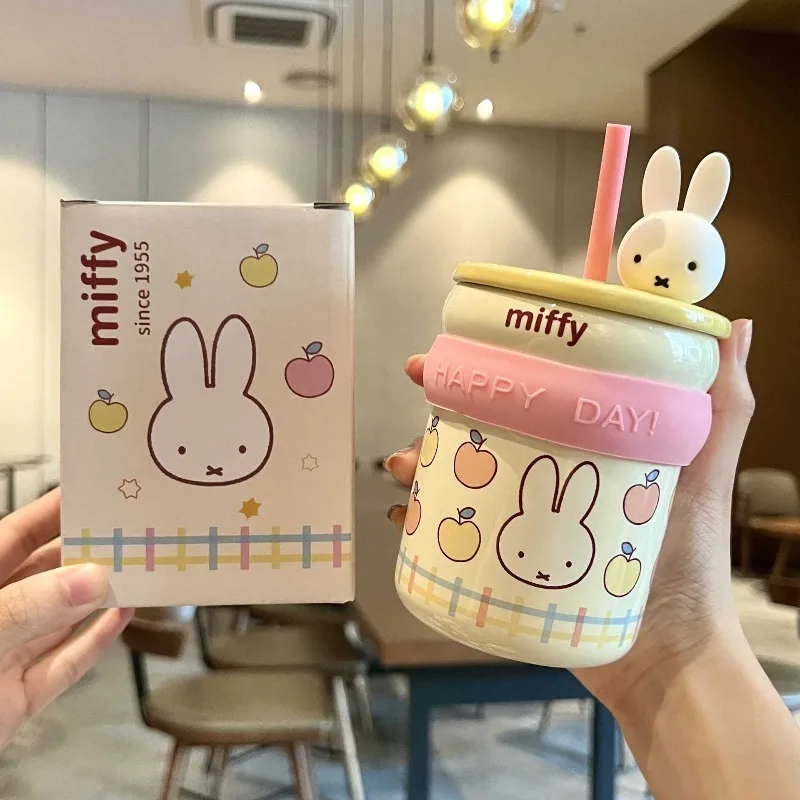 caneca-de-ceramica-com-o-simpatico-coelho-miffy-copo-com-canudo-e-tampa-um-presente-ideal-para-amigas-e-melhores-amigas-para-oferecer-em-aniversarios