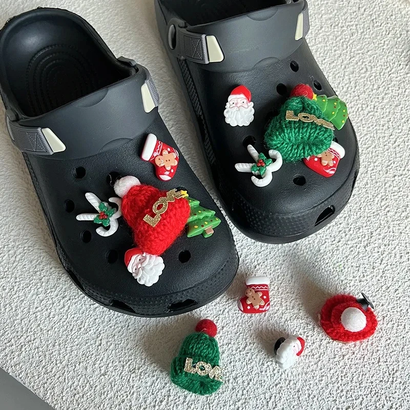 

Lovely Santa Claus DIY Shoes Charms for Crocs Quality Clogs Shoe Buckle Cute Cartoon Christmas Hat Designer Charms New Arrivals