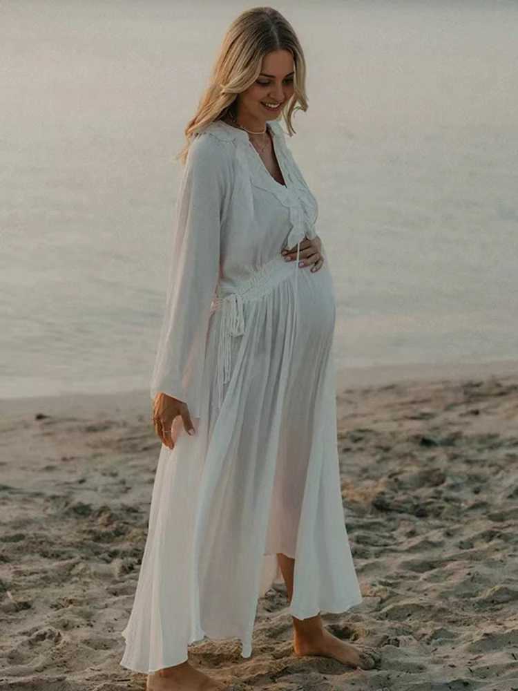 فستان حمل أبيض بوهو بأكمام طويلة ورقبة على شكل حرف V للتصوير الفوتوغرافي على الشاطئ، دعامة أمومة أنيقة #4