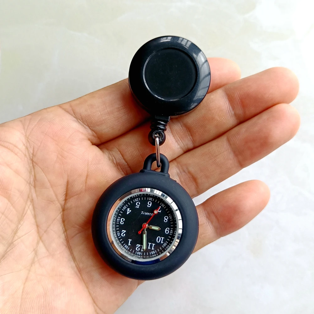 Montre de poche rétractable, en situation de travail