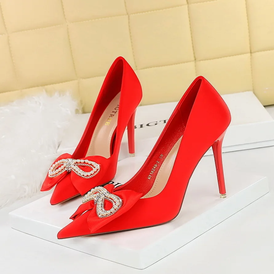 

2024 Korean High Thin Middle Heels Shallow Mouth Pointed Silk Pearl Diamond Bow Single Ladies Wedding Shoes Women Pumps Shoese