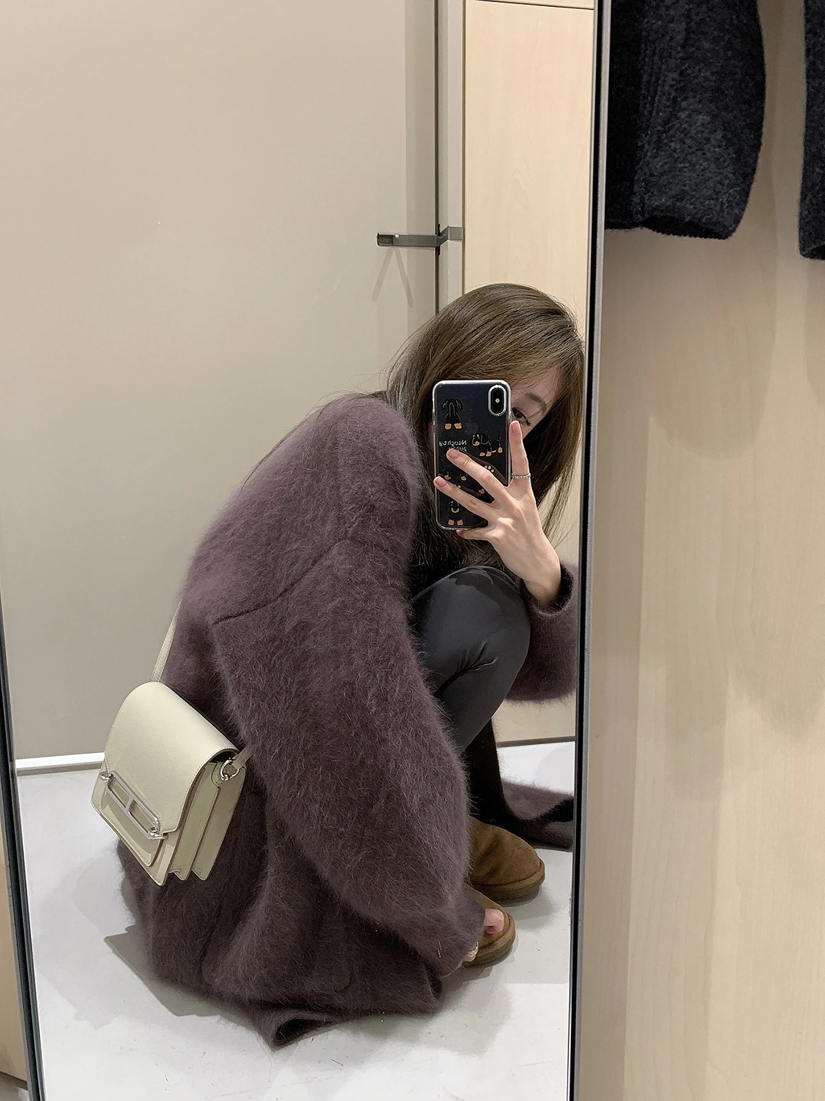 

Лимитированная серия: Вязаный кардиган оверсайз из кроличьего пуха и вельвета с эффектом мягкого тумана, плотной вязки, цвета бобовой пасты, осенняя коллекция.