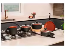 Peças do jogo de panelas Brinox Topázio organizadas sobre um fogão e bancada de cozinha moderna