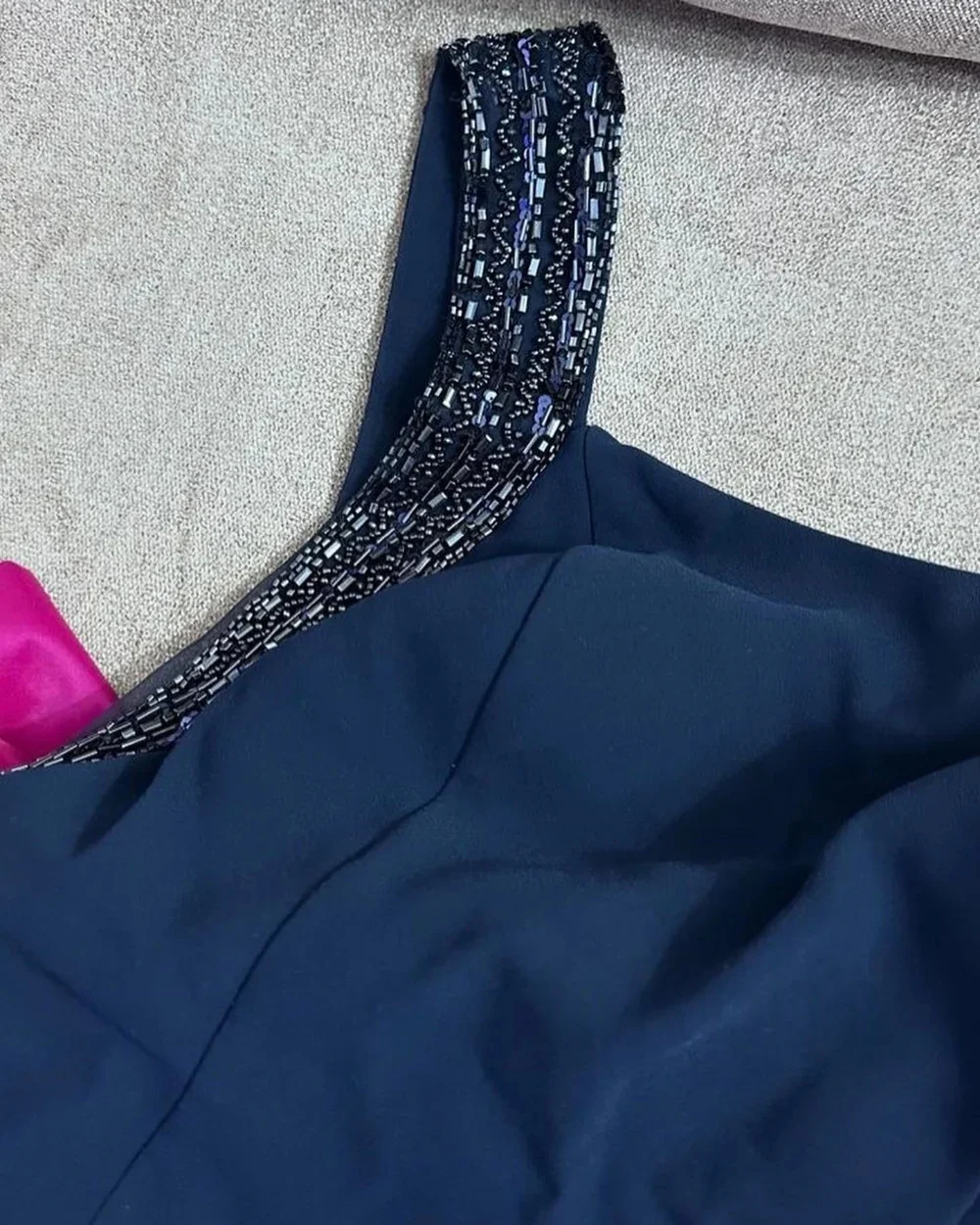 Abito da sera in stile sirena nera di lusso con strascico viola, ideale per matrimoni e occasioni speciali فساتmavera