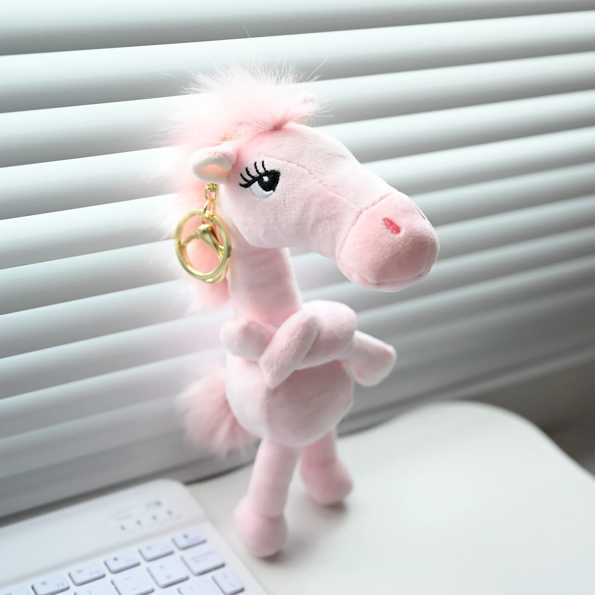 クロミぬいぐるみキーホルダー1個、ポニーファンタジー風、絶妙なスカーフ付き、黒のシミュレーションホース、クリスマスプレゼント