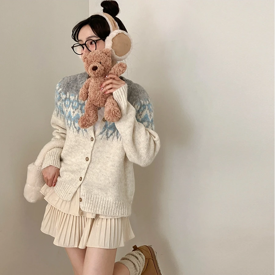 

Gagarich Retro Korean Color Blocking Splicing Long Sleeved Sweater Cardigan Women Autumn 2025 New Slimming Stylish Knitted Top