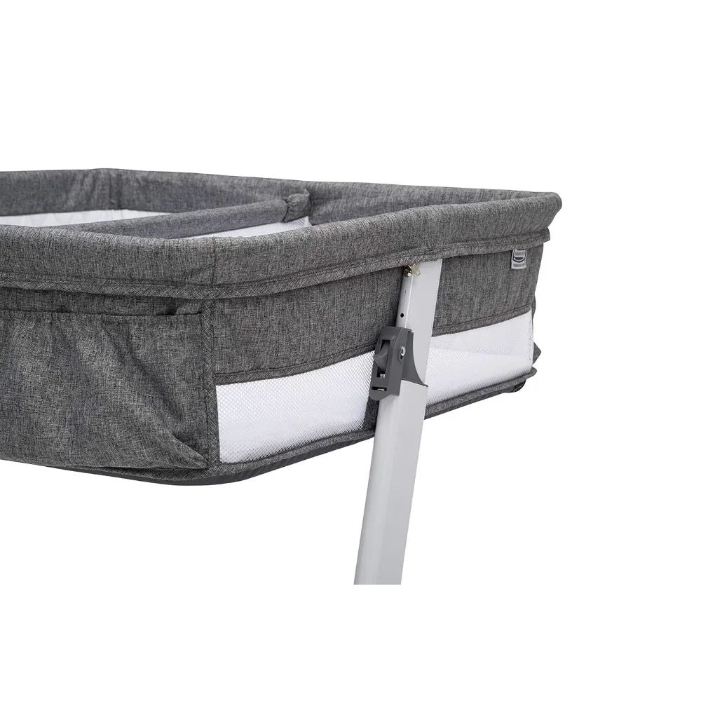 Kids By The Bed City Sleeper Moisés para gemelos, cuna portátil de altura ajustable con ruedas y malla de flujo de aire, Tweed gris