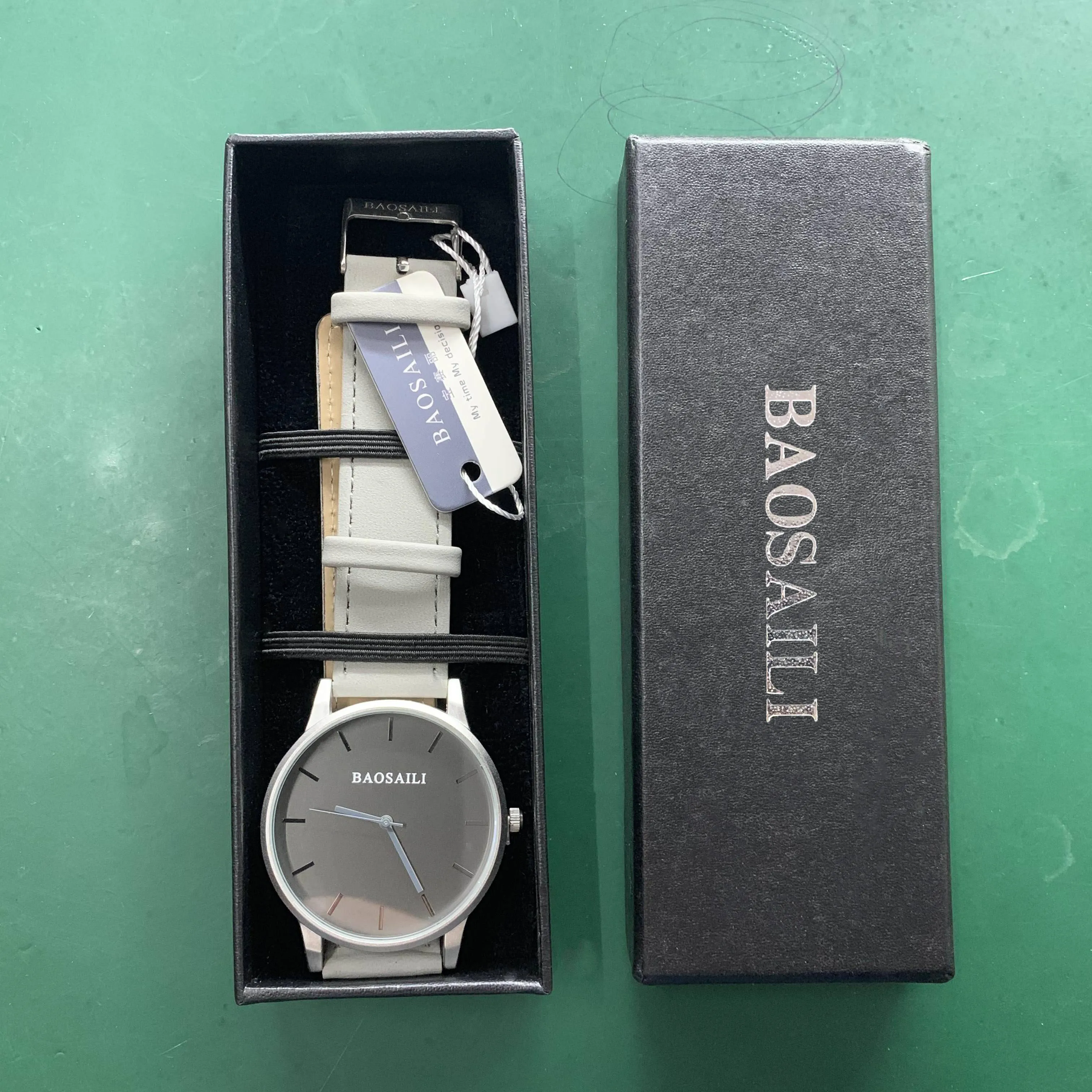 اسم العلامة التجارية المخصصة الرجال الساعات الفضة شبكة من الاستانلس استيل الفرقة اسم خاص شعار ساعة تصميم بسيط شخصي