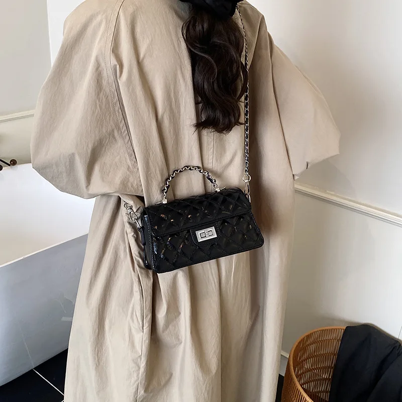 

Стеганый кошелек в дизайнерском стиле ​ ​ Маленькая квадратная сумка через плечо для женщин 2025 года, минималистичная сумка на плечо с ремешком-цепочкой под мышками