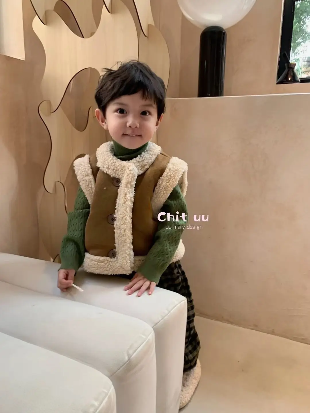 

Зимняя модная Корейская одежда для девочек и мальчиков, утепленная детская Удобная шуба без рукавов, короткая коричневая куртка из искусственной овечьей шерсти, верхняя одежда