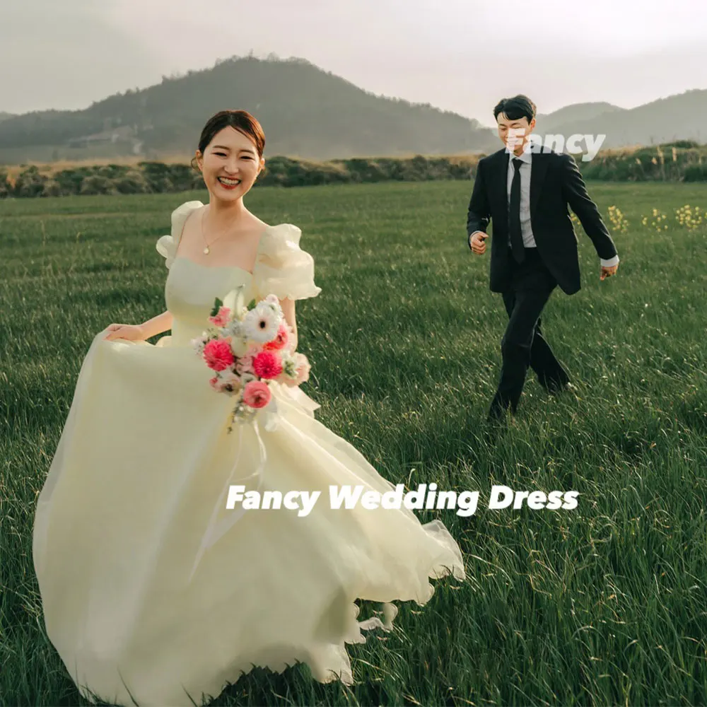 Elegancka, lekkożółta suknia ślubna w stylu koreańskim, linia A, krótki rękaw, długa do podłogi, gorset z tyłu, możliwość personalizacji.