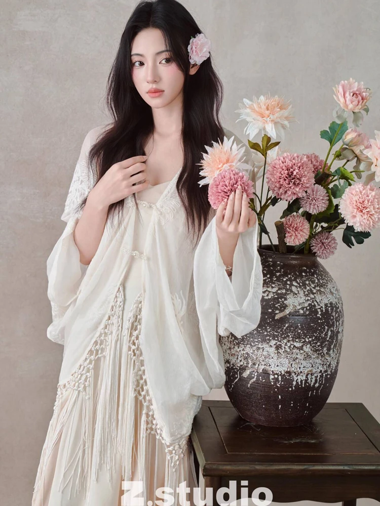 

2026 Studio New High-End Sensation Cool Artistic Vintage Oil Painting Simple Art Portrait Photography Clothing Female Fashion