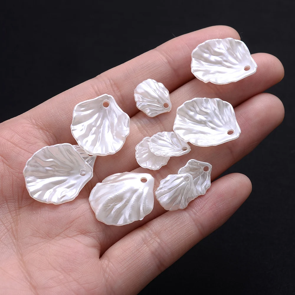 100 sztuk biała imitacja perły płatek Charms koraliki kwiatowe koraliki akrylowe wisiorek do robienia ozdób Diy szpilka robótki