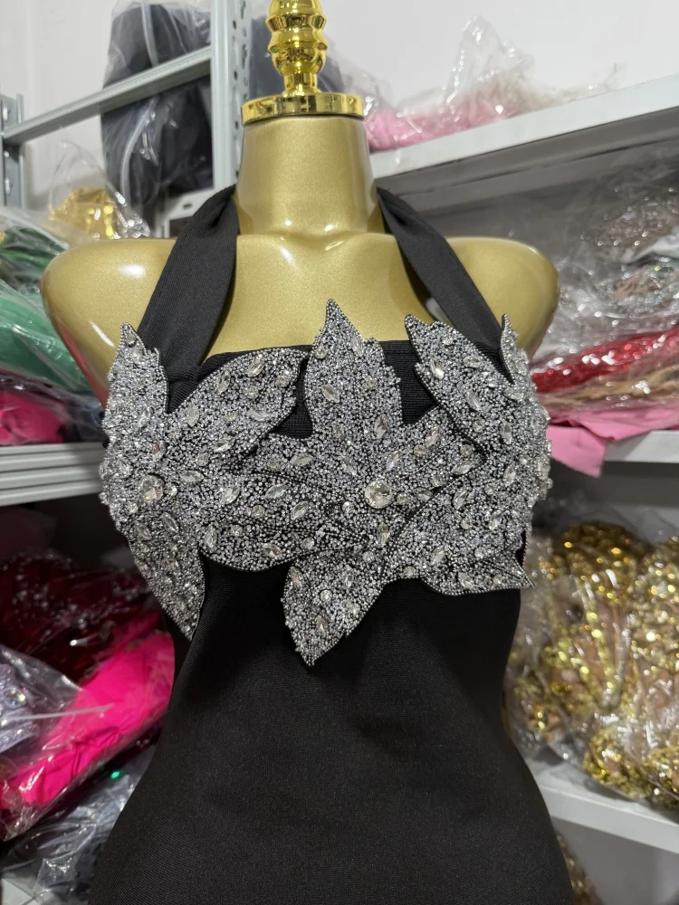 فستان أسود، مثير برقبة رسن مع زخارف أوراق الماس، حقيبة ضيقة بدون ظهر، فستان طويل بأشرطة على الورك، للعشاء #5