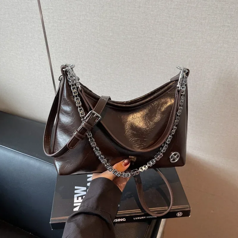 

2025 Women's Premium Chain Bucket Tote - Spacious Crossbody/Shoulder Bag, Versatile Commuter Handbag for Daily Use