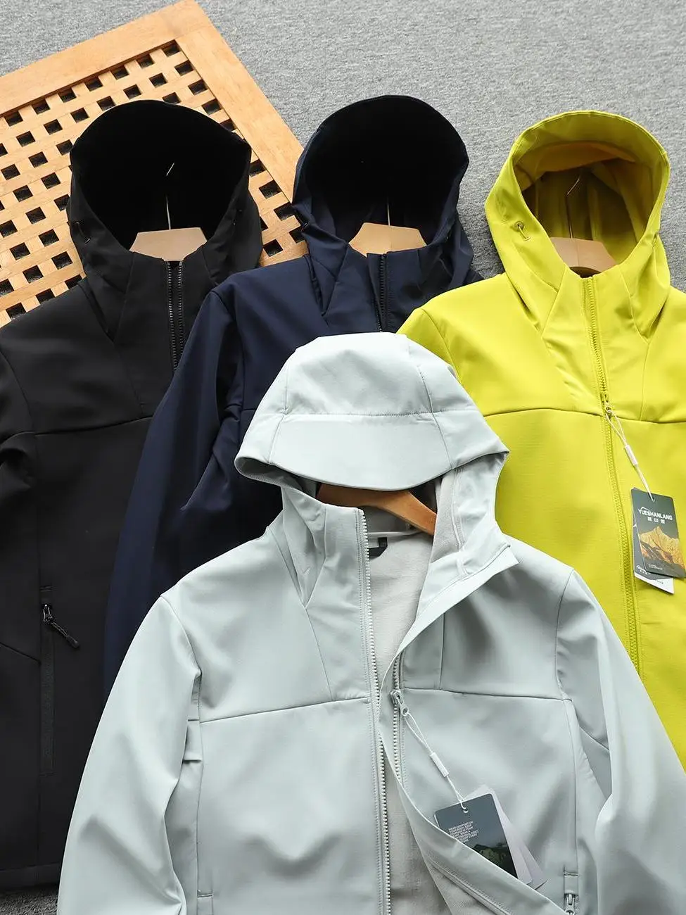 Outdoor Men's Fleece Lined Composite Soft  Jacket Couple Style Windproof Water Resistant  Casual Fit Zipper Closure