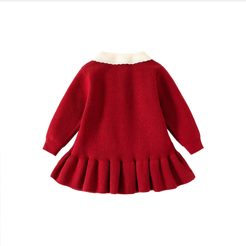 Stilvolles Herbst- und Winteroutfit für Mädchen: ein rotes Strickkleid für Babys. – Detail 3