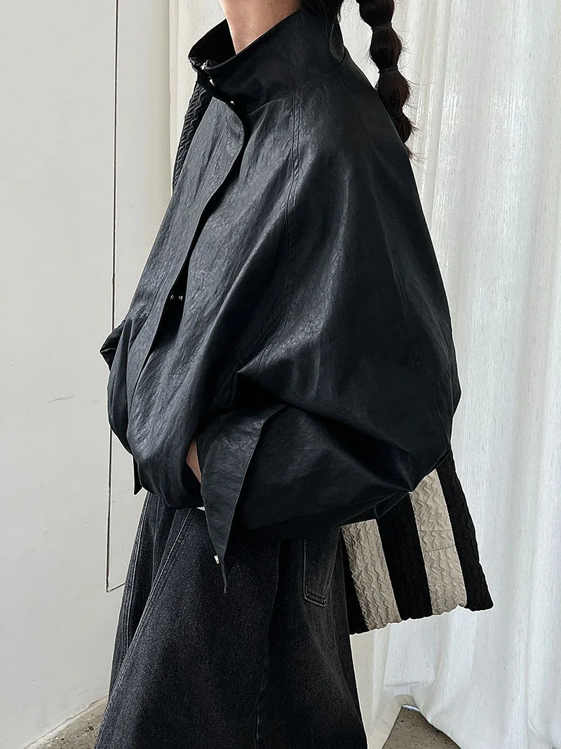 Modische koreanische lässige Retro-PU-Lederjacke für Damen im Herbst im neuen Stil mit lockerer Blütenknospen-Silhouette