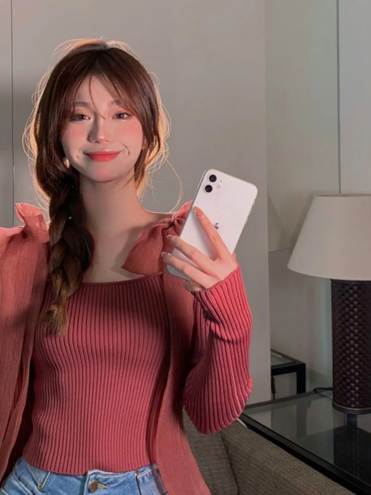 Suéter de punto ajustado de manga larga con diseño hueco y un hombro descubierto, top corto y fino con banda en la espalda.