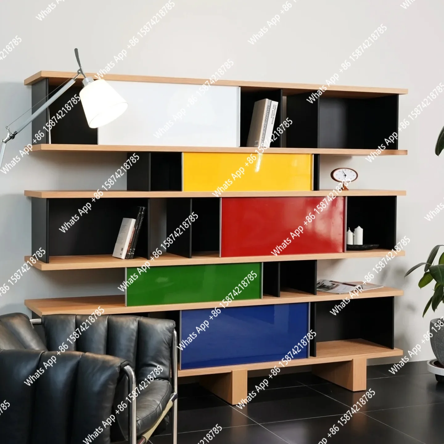 

Дизайнерский книжный шкаф в скандинавском ретро-стиле, средневековый, из массива дерева, от пола до потолка.